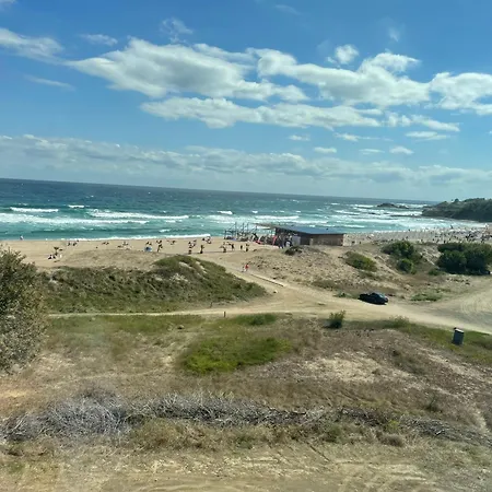 First Line Lozenez Anron アパート *